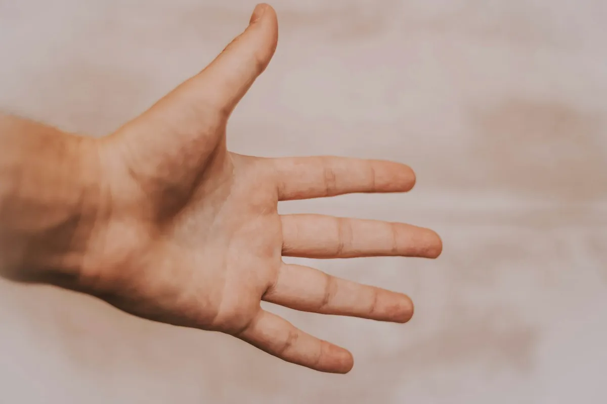 มือซ้ายที่ยื่นออกมาในระยะใกล้
